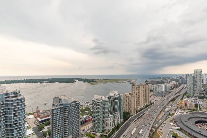 Corner Suite with Panoramic Lake & CN Tower View gallery image 5