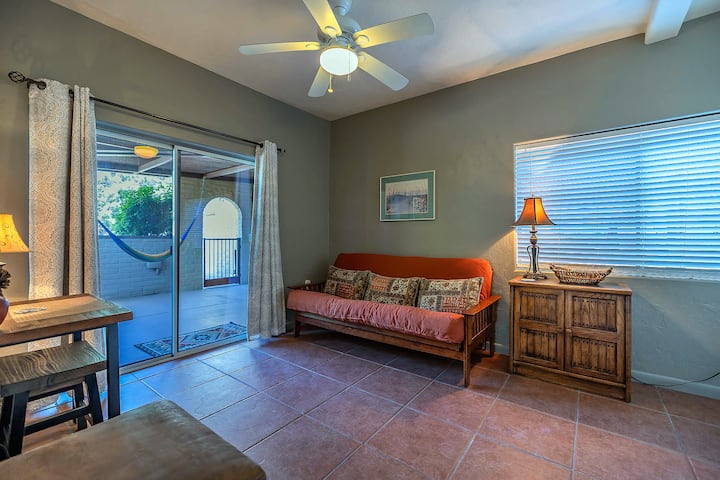 Ofisi/Den iliyo na kochi la futoni la ukubwa wa malkia na baraza iliyofunikwa.