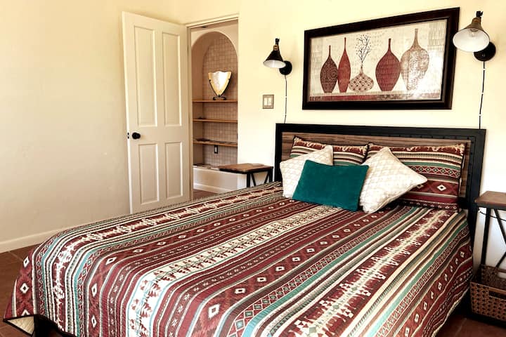 Kitanda cha starehe chenye mashuka ya hoteli.