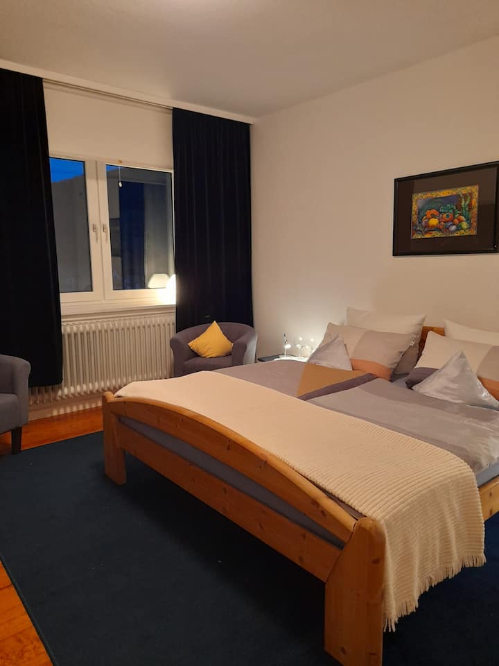 Соба 2 има двоен кревет со димензии 1,80м x 2,00м, голема гардероба, како и телевизор.