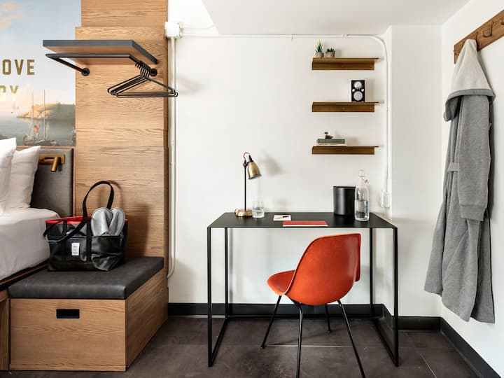 الصورة رقم 1 لـ سرير لذوي الاحتياجات الخاصة: سرير كبير + حمام: أسفل القاعة