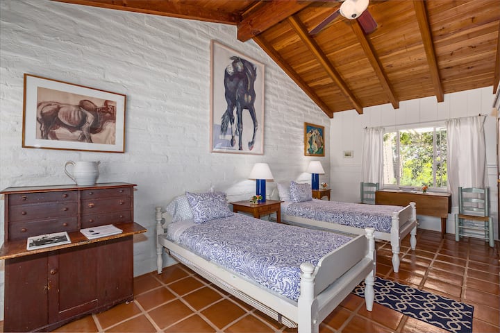 Det tredje sovrummet med två enkelsängar nås från verandan, har ingen passering från huvuddelen av huset. Det finns två bord, ett skrivbord, en promenad i garderoben, en stor garderob men ingen TV.  Badrummet ligger till höger om den blå stolen.