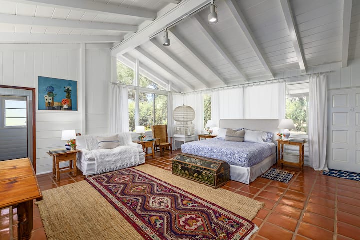 Dörren till höger leder till verandan och uppfarten för enkel lossning. 