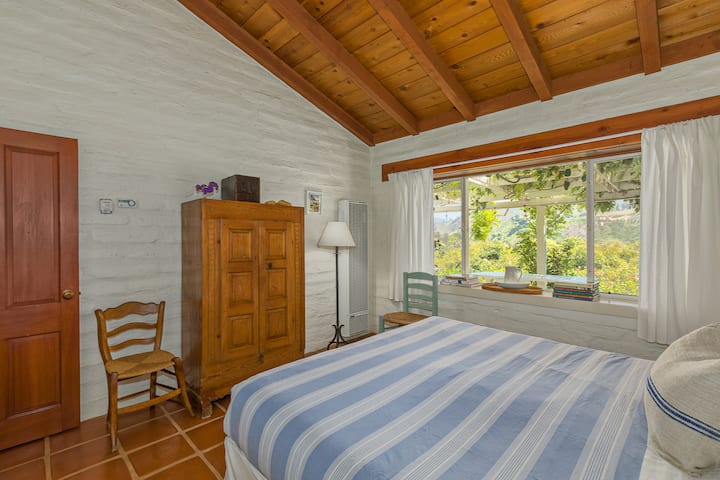 Utsikten från sängen i det mellersta sovrummet. Det finns en garderob med extra filtar och handdukar, ett stort garderob och badrummet är genom dörren synlig till vänster. 