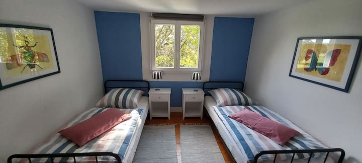 Schlafzimmer mit 2 Betten, die auch zusammen geschoben werden können