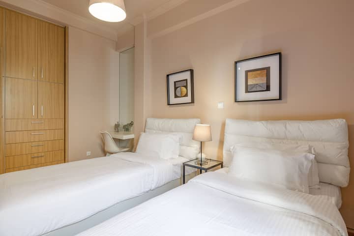 Bedroom with two single beds in size 1.00cm X 2.10 cm. Ideal for very tall guests. Upon request we can make this the two beds like one super-big with dimensions 2.00cmX2.10cm