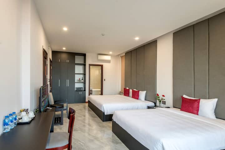 Nga pushimet romantike deri te pushimet familjare, dhoma jonë me 1 krevat dopio "king" dhe 1 krevat dopio "queen" ofron një hapësirë të gjithanshme dhe mikpritëse për të gjitha llojet e udhëtarëve