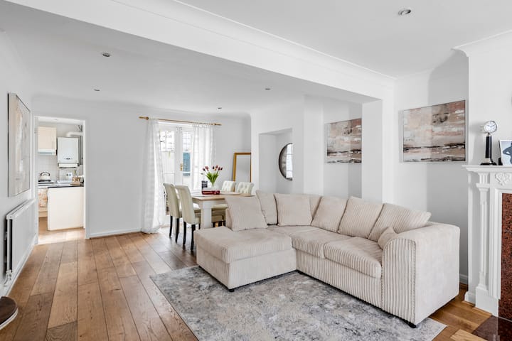 Kensington Two Floor Mews House - London