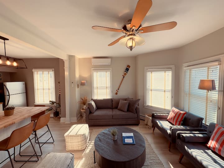 Profitez de la grande pièce à vivre avec beaucoup de sièges et un canapé convertible.