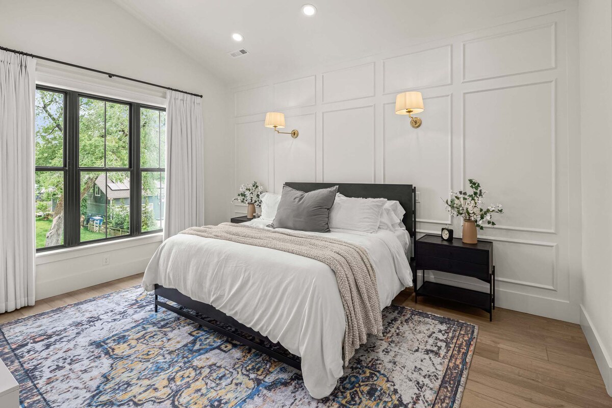 Dormitorio principal

Cama King Size
Techo abovedado.
Televisor grande 
Luz natural/ cortinas opacas 
Armario grande con vestidor
Baño privado de lujo