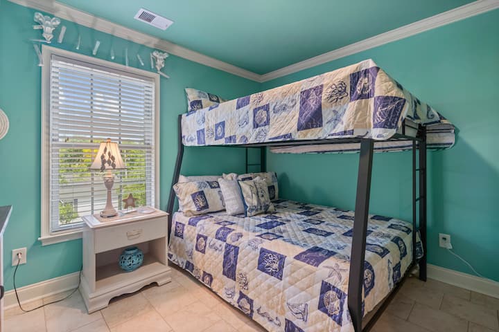 Habitación con litera 1 cama tamaño Queen y 1 cama doble en la parte superior.