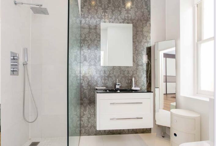 Palatial Flat gallery image 2