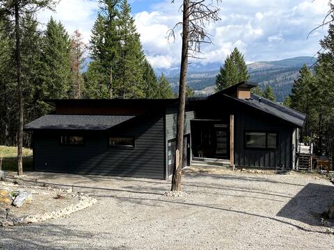 Mountain Modern Cabin Sleeps 8-10, Wardner, BC