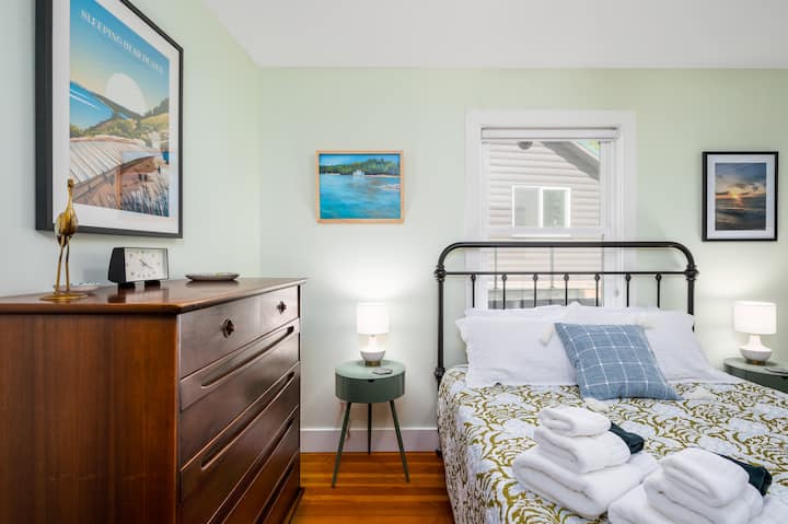 غرفة نوم الضيوف في الطابق الرئيسي. سرير بحجم كبير مع مرتبة نكتار. يتم توفير بياضات ومناشف عالية الجودة.