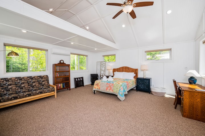 غرفة نوم استوديو بسرير متوسط الحجم. الاستوديو رائع أيضًا كمساحة عمل خاصة أو منطقة تمارين رياضية.