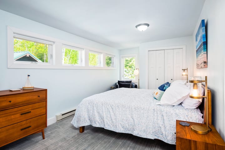 غرفة النوم الأساسية تقع في الطابق العلوي. سرير بمقاس كبير مع مرتبة نكتار.