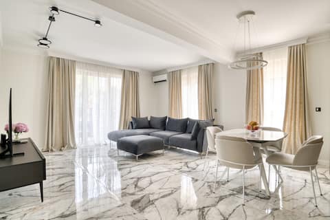 Top Airbnb: Apt “Royal Oak” - 2 Bedroom with Garage Parking in Babin Do