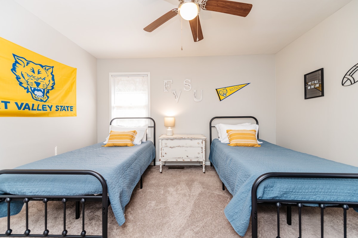Спалня #3 Fort Valley State University вдъхновена спалня с 2 единични легла и смарт телевизор - GO WILDCATS!