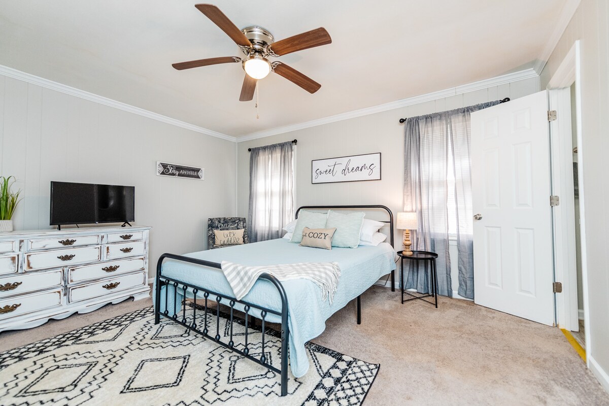 Основна спалня с двойно легло, смарт телевизор и самостоятелна баня