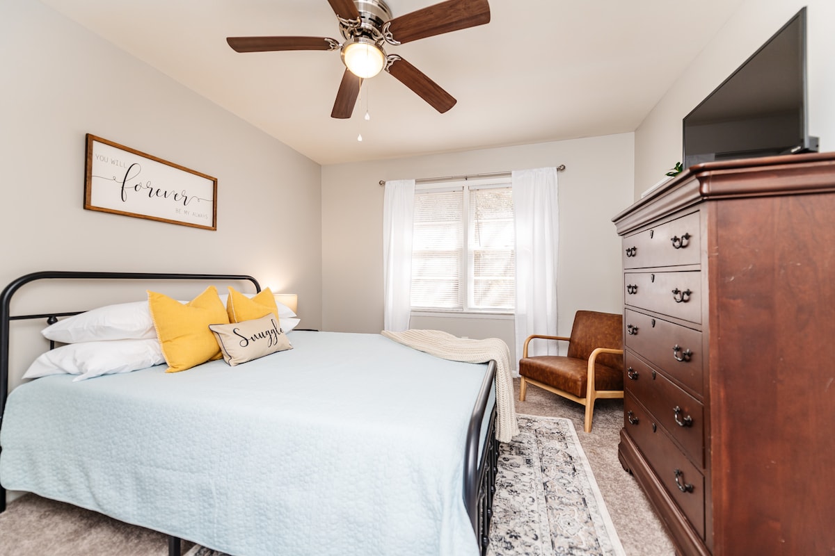 Спалня #4 с двойно легло и смарт телевизор