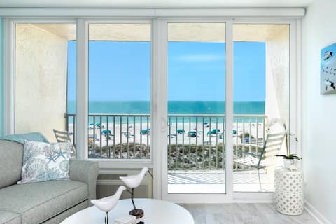 Top Airbnb: Beachfront Condo w/ Ocean View - Newly Renovated! in Treasure Island