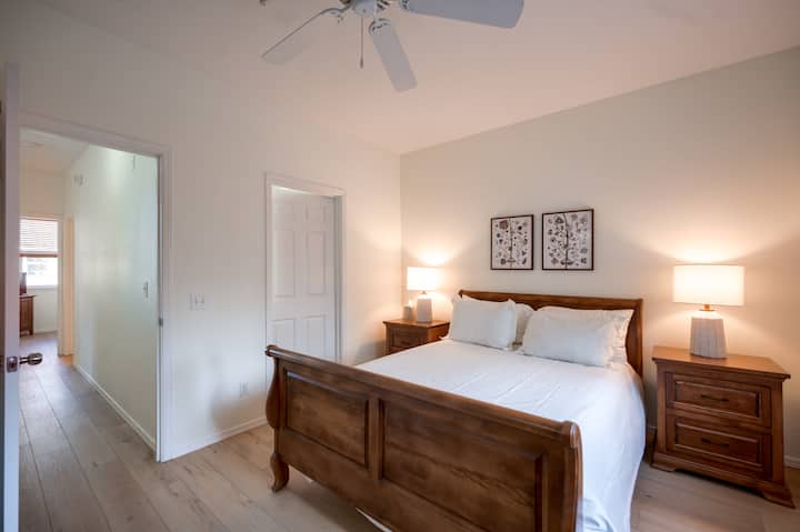 Chambre principale avec ventilateur.