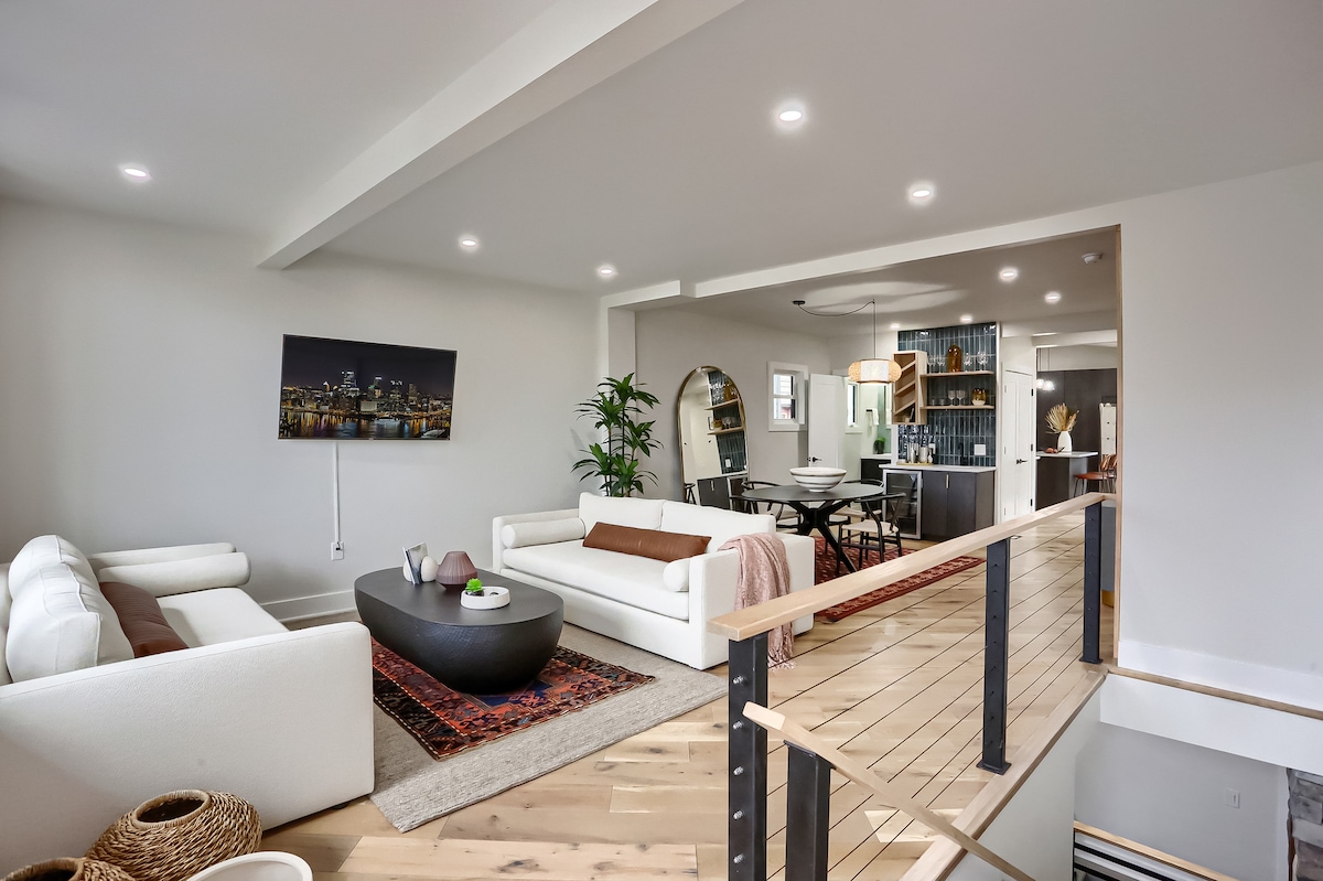 Ღია მისაღები სივრცე სასადილო ოთახითა და მინიბარით.