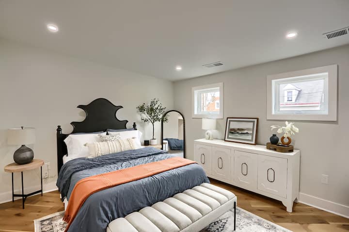 Chumba cha kulala kwenye ghorofa ya 3 kina kitanda cha kifahari cha malkia na kabati lenye nafasi kubwa ya kuingia, kamili na bafu kubwa la kutembea na sinki lake.