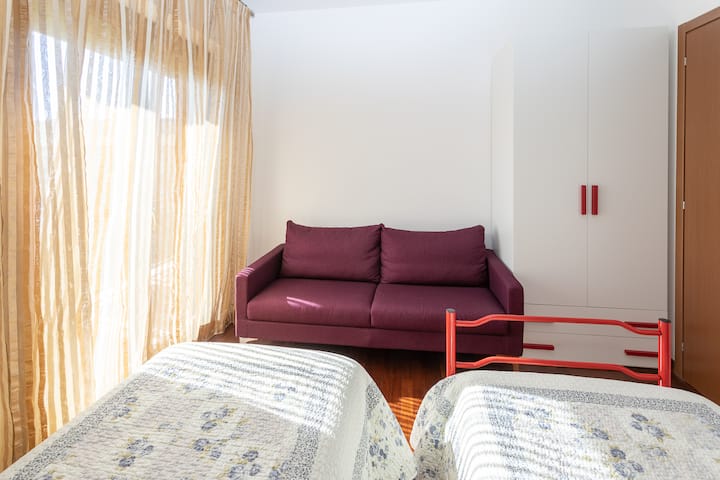 Მოთხოვნის შემთხვევაში, დამატებითი ღირებულების გარეშე, შესაძლებელია ორი ერთადგილიანი საწოლის შეერთება და ორადგილიანი საწოლის განთავსება.