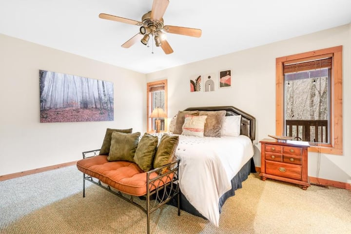 Главно ниво на брачен апартман со спална соба