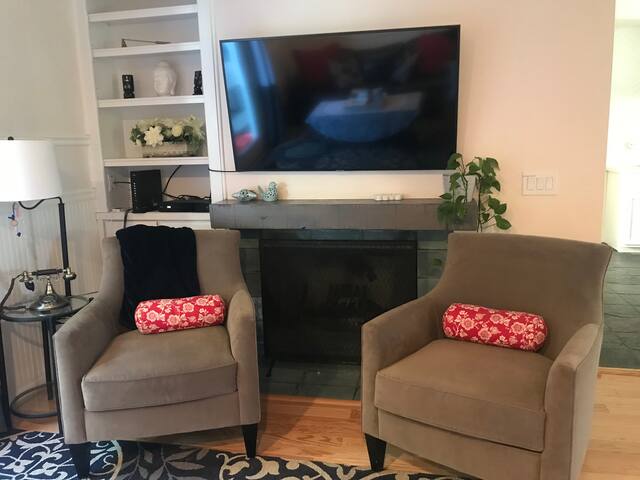 Entire house for families：Steps to the beach! gallery image 4