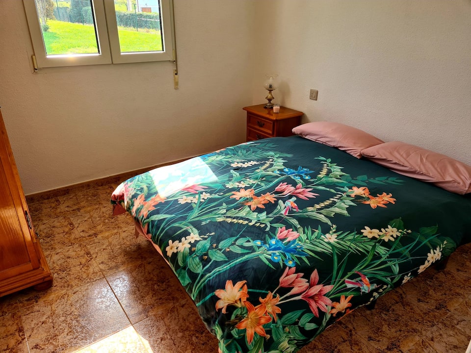 Dormitorio con cama de 135
