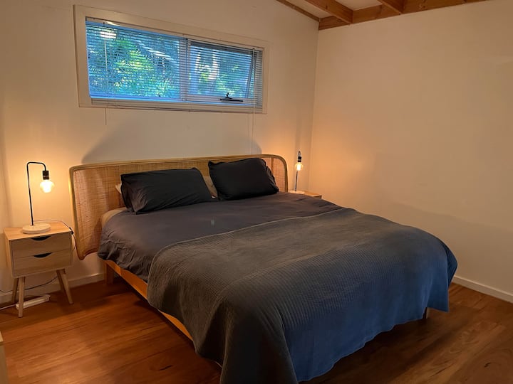 Hlavná spálňa - manželská posteľ veľkosti King a vlastná kúpeľňa