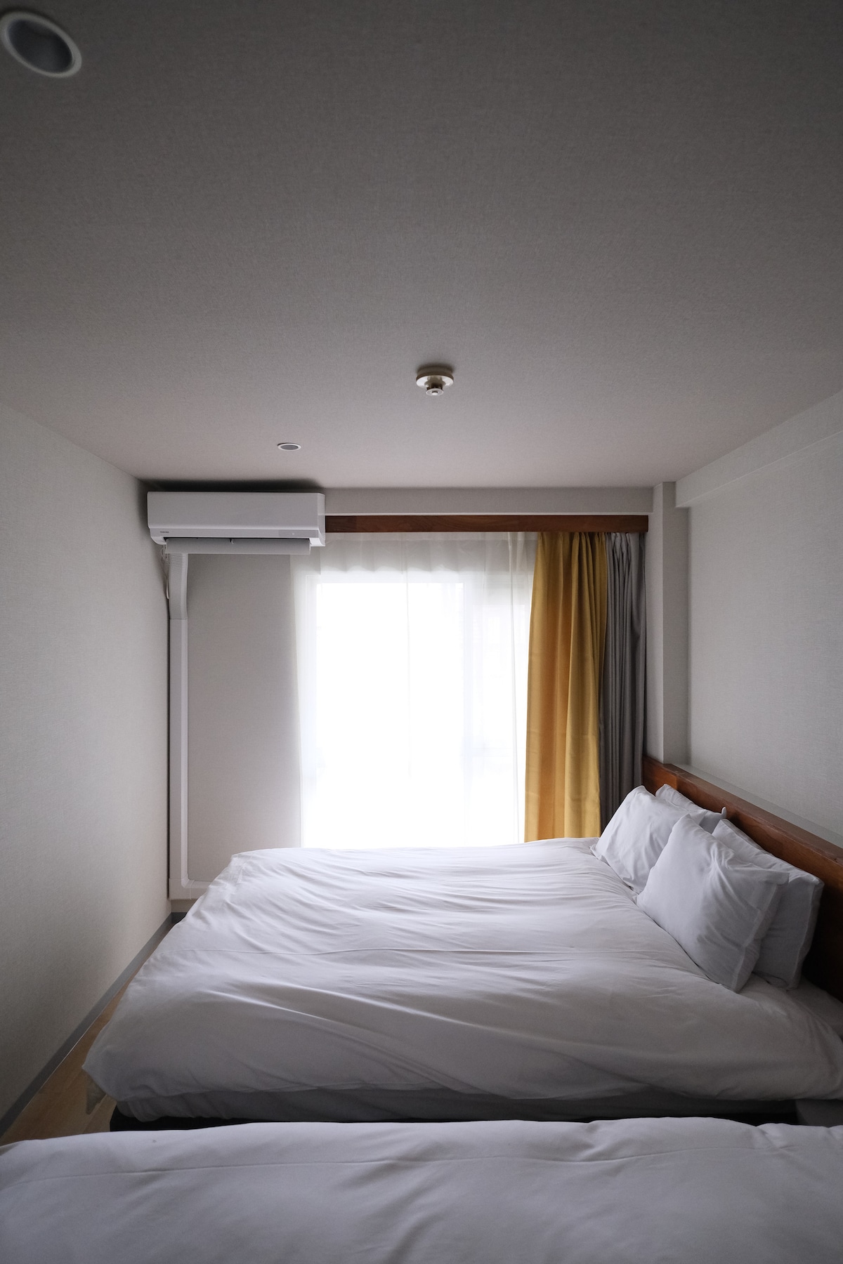 Voor een goede nachtrust zijn we er trots op om partners te zijn met Amerika's beste matras-'Serta'.
Met twee tweepersoonsbedden geniet je van een ruim bed voor een goede nachtrust voor 4 personen 
Afmeting 140*195