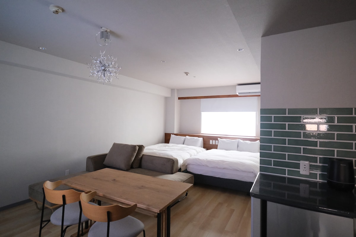 De open slaapkamer en de loungeruimte herbergen twee tweepersoonsbedden die comfortabel zijn voor 4 volwassenen, samen met een bank gericht op de breedbeeld led-tv 