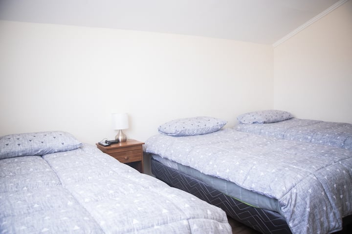 Втори етаж. Първа спалня Тройна, 3 единични легла, със смарт телевизор с кабелна телевизия.