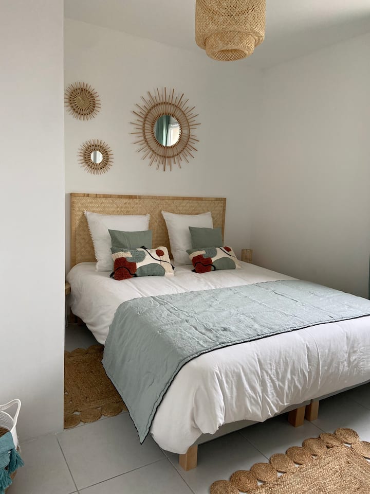 Chambre 2 au premier étage avec lit de 160 cms, douche, lavabo, penderie