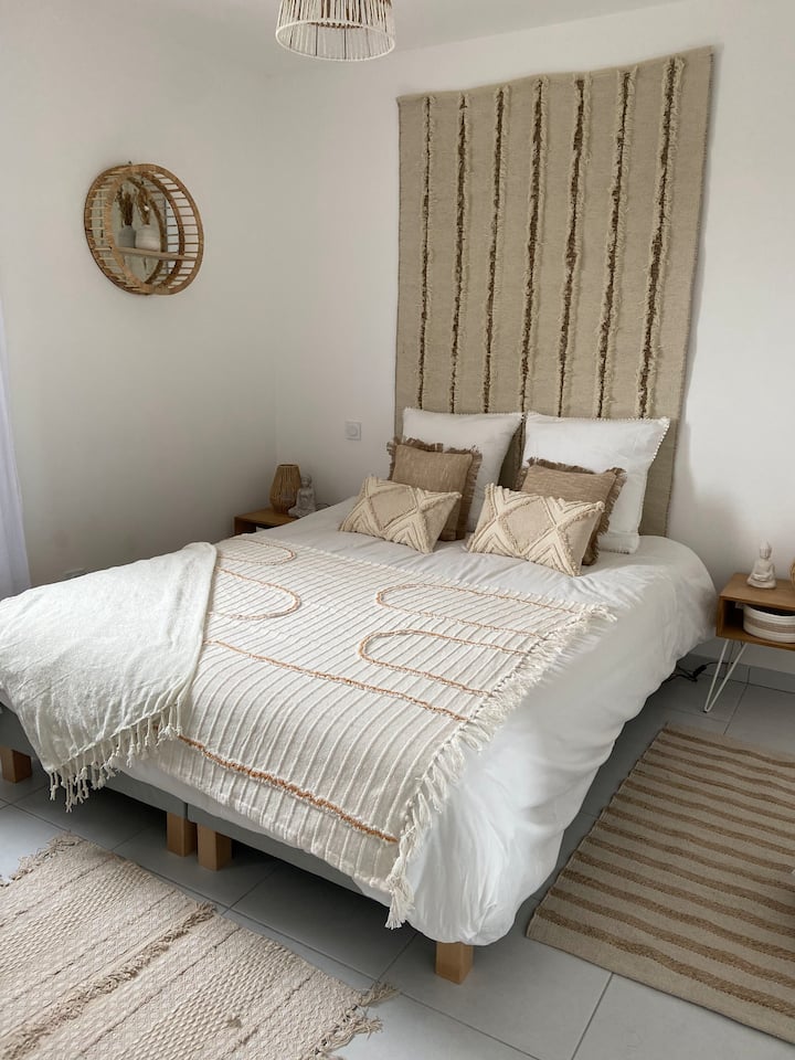 Chambre 3 au premier étage avec lit double de 160 cms, douche, lavabo, penderie