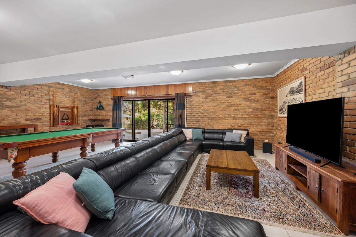 Popular Airbnb listing: Pool table, air hockey, ping pong & foosball in Anglesea