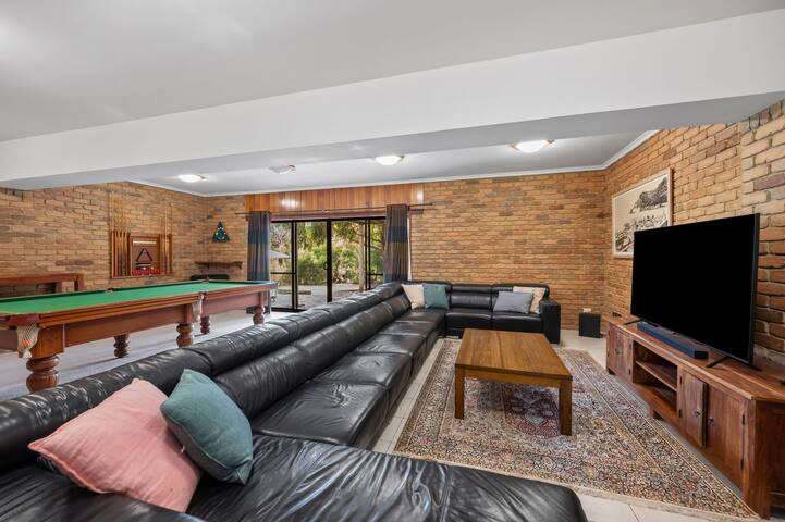 Spacious Two Family Home – pool table and more! gallery image 4