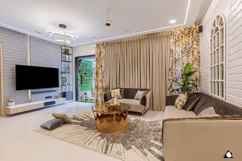 La Chic & Luxurious 3BHK with View Nr Amanora Mall