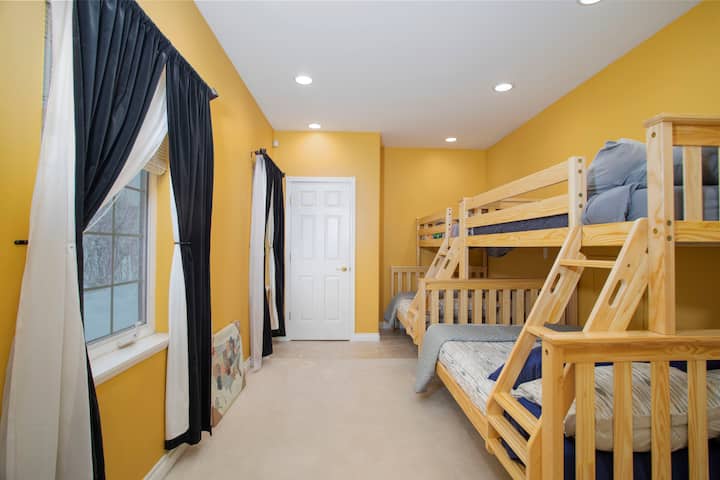 Dhoma e katit të parë