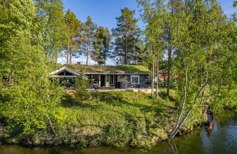 WOW! The dream cabin is in a one of a kind location!