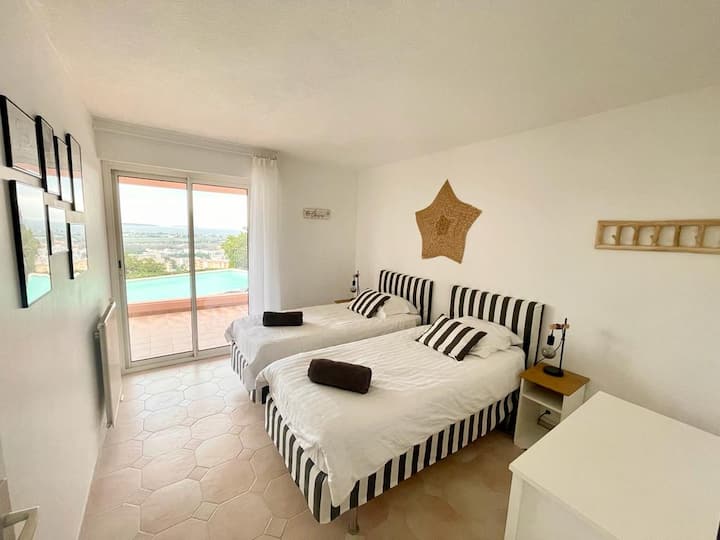 ორადგილიანი საძინებელი ან ორი ცალკეული კონდიციონერიანი საწოლი ტერასასა და აუზზე პირდაპირი წვდომით