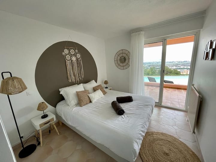 Კონდიცირებული ორადგილიანი ოთახი ბაღის იატაკის ტერასითა და აუზით