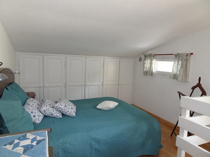 เตียงในห้องนอนชั้นบน + ตู้เสื้อผ้า + หน้าต่างเล็กๆด้านหน้าระเบียงดาดฟ้า