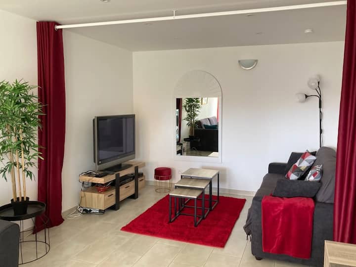 Salónik, televízor, obojstranná rozkladacia pohovka 