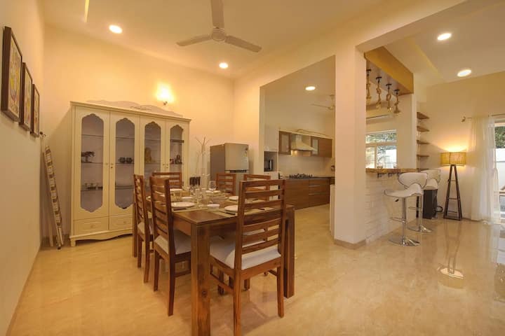 Dining area image 1