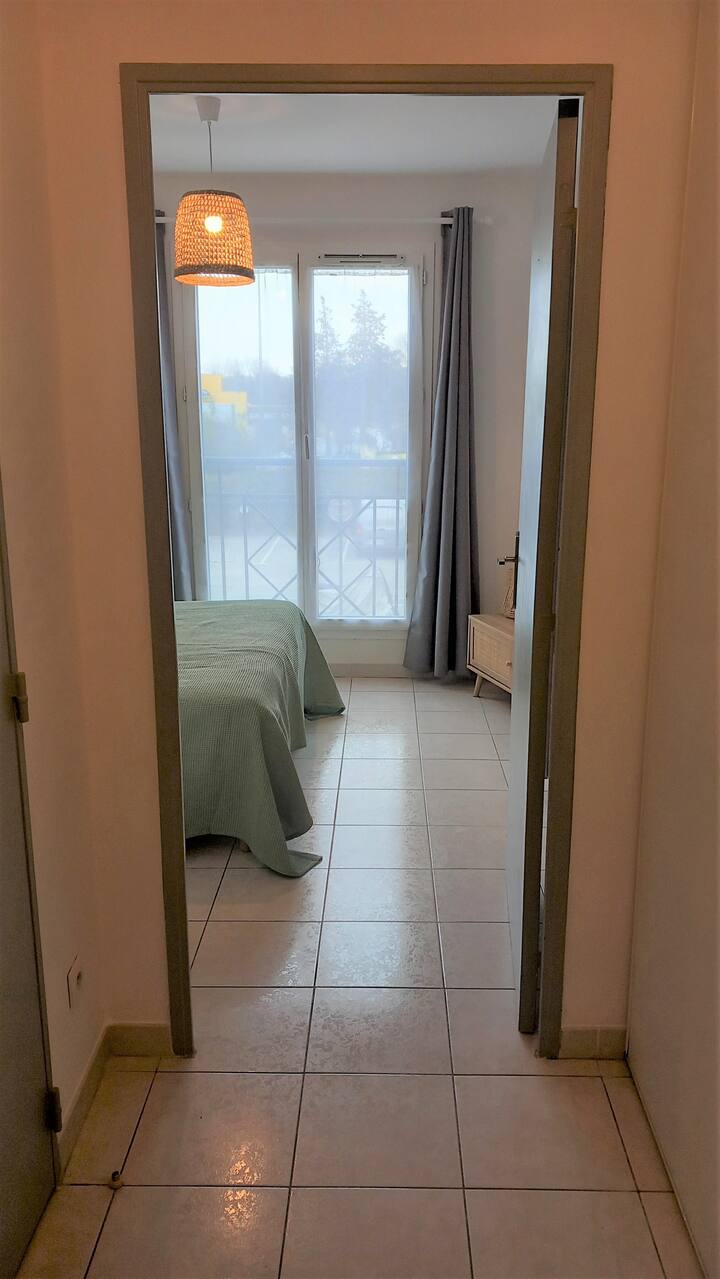 Kituo cha mlango. Kufungwa kwa utulivu. 
Kila sehemu imefungwa na mlango, tunashiriki au tumetengwa.