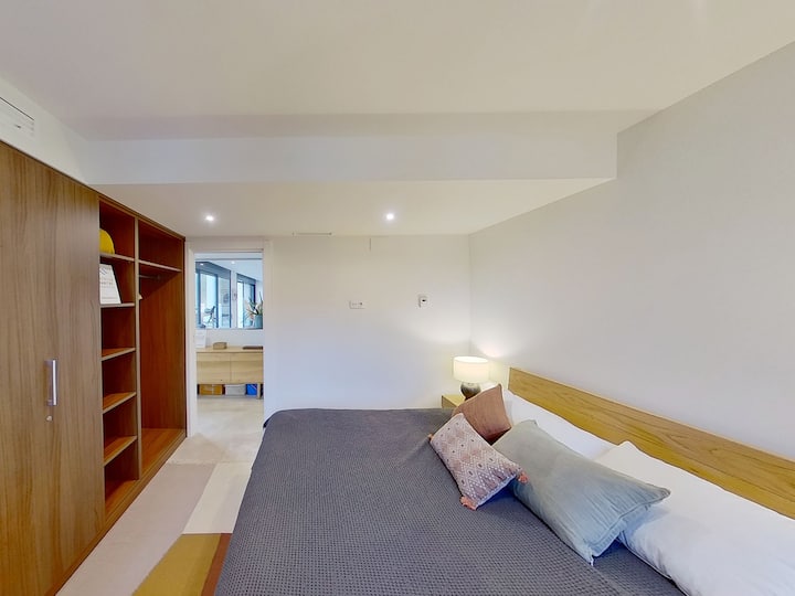 Kamer 1 op verdieping 0 met tweepersoonsbed en kleedkamer